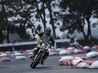 Natthapat Suksanwatt, pebalap asal Thailand berakselerasi pada ajang FIM Asia Supermoto 2016 di Kompleks Stadion Kanjuruhan, Malang, Sabtu (8/10/2016) (Bola.com/Reza Bachtiar)