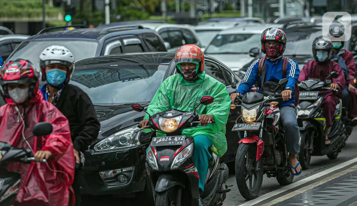 Sejumlah kendaraan terjebak kemacetan di Jalan MH Thamrin, Jakarta, Kamis (15/4/2021). Penumpukan kendaraan pada jam menjelang buka puasa menyebabkan terjadinya kemacetan di sejumlah ruas jalan di Ibu Kota. (Liputan6.com/Faizal Fanani)