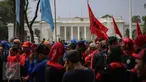 Ribuan buruh yang terdiri dari berbagai serikat, melakukan unjuk rasa di depan Istana Negara, Jakarta, Kamis (15/10). Aksi para buruh ini untuk menyatakan penolakan mereka terhadap paket kebijakan ekonomi jilid IV. (Liputan6.com/Faizal Fanani)