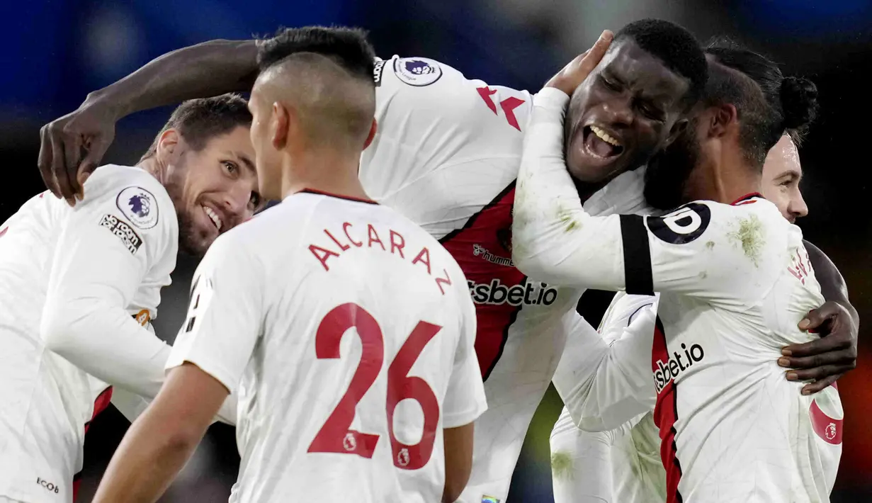 Pemain Southampton merayakan kemenangan atas Chelsea pada laga pekan ke-24 Premier League di Stamford Bridge pada Sabtu (18/2/2023). Kekalahan ini memperpanjang puasa kemenangan Chelsea di Premier League. Sudah empat pertandingan The Blues tidak meraup poin penuh. Sementara bagi tim tamu, kemenangan ini terasa krusial karena bisa membuka kesempatan bagi Southampton untuk keluar dari zona degradasi. (AP Photo/Kirsty Wigglesworth)