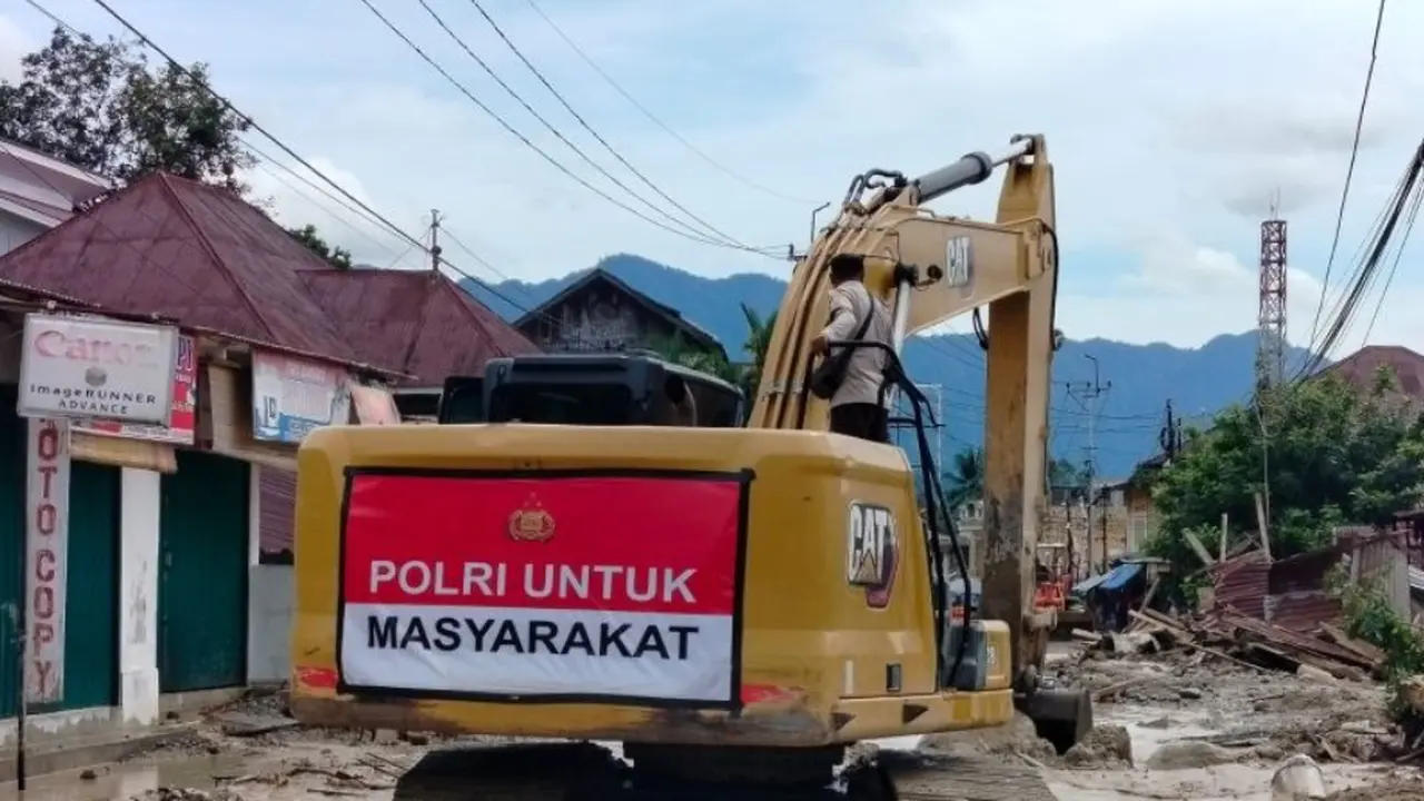 Alat berat sedang membersihkan material menimbun badan jalan provinsi menghubungkan Lubuk Basung-Bukittinggi, Kabupaten Agam, Sumatera Barat (Sumbar).