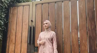 Meskipun berhijab, namun tampilannya begitu anggun dan memesona. Ia memilih gaya kasual yang nyaman dan sederhana dalam kesehariannya. 