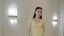 Aaliyah Massaid tampik dengan kebaya lace butter yellow dari desainer Anggi Asmara dipadukan bawahan kain batik. [@aaliyah.massaid]