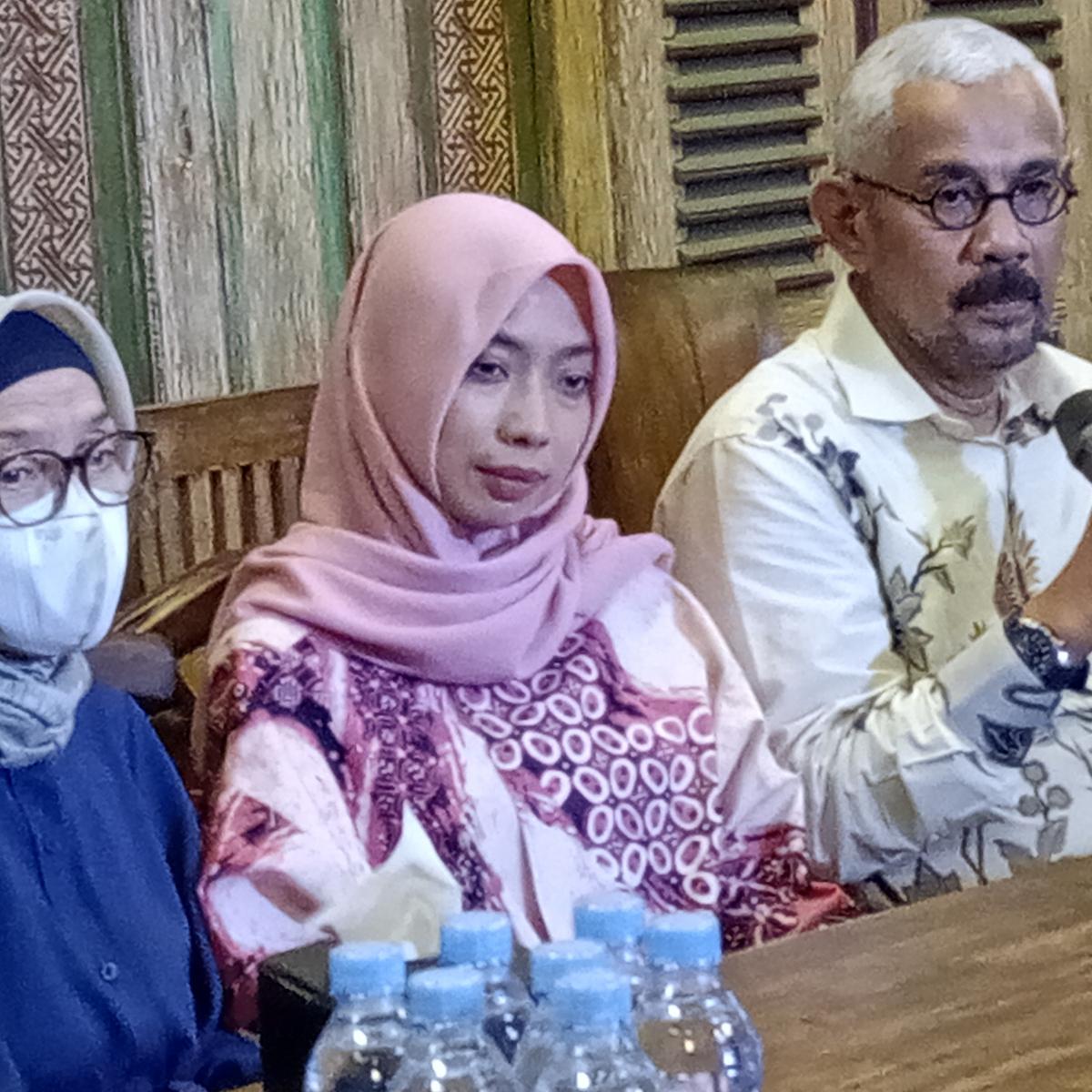 istri arya daru diplomat kemlu muncul ke publik