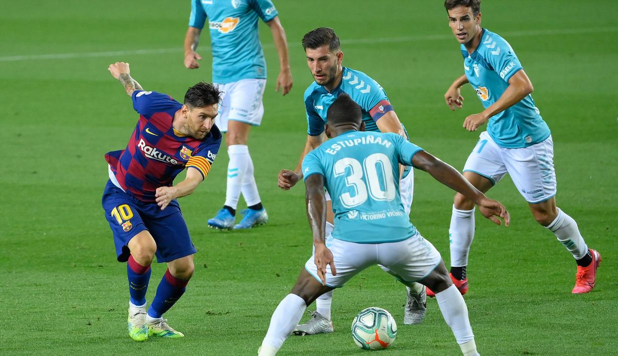 Striker Barcelona, Lionel Messi, berusaha melewati pemain Osasuna pada laga lanjutan La Liga pekan ke-37 di Camp Nou, Jumat (17/7/2020) dini hari WIB. Barcelona kalah 1-2 atas Osasuna. (AFP/Lluis Gene)