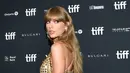<p>Taylor Swift saat menghadiri Toronto International Film Festival (TIFF) di Toronto, Kanada, 9 September 2022. Taylor mengenakan gaun bordir payet emas yang dibuat khusus. (Photo by Evan Agostini/Invision/AP)</p>