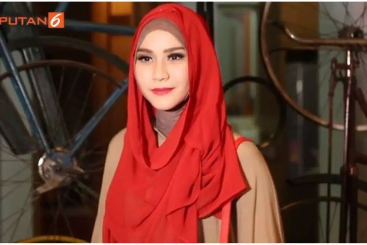 Tampil Modis dengan Hijab Semi Formal di Ala Zaskia Adya Mecca