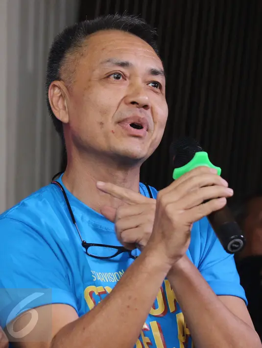 Aktor Chew Kin Wah memberikan keterangan saat jumpa press Film Cek Toko Sebelah Tembus 2 juta penonton di kawasan Sarinah, Jakarta, Senin (16/1). (Liputan6.com/Herman Zakharia)