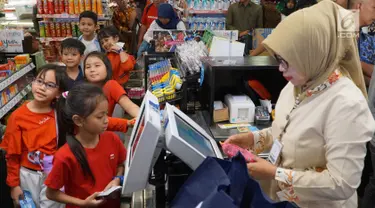 Anak-anak antre di kasir saat berbelanja pada perayaan HUT ke-48 Hero Group di Jakarta, Jumat (23/8/2019). Kegiatan edukasi bagi anak-anak bertujuan meningkatkan inovasi dan standar pelayanan kepada masyarakat Indonesia. (Liputan6.com/HO/Eko)