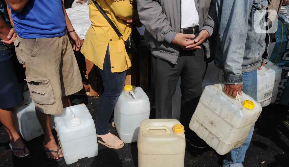 Warga yang mayoritas pedagang antre untuk membeli minyak goreng curah pada distributor di Jalan MA Salmun, Bogor, Kamis (31/3/20222). Di tempat ini pembelian dibatasi hanya satu jerigen atau berisi 16 liter dengan harga Rp 256.000 atau Rp 16.000 per liter. (merdeka.com/Arie Basuki)