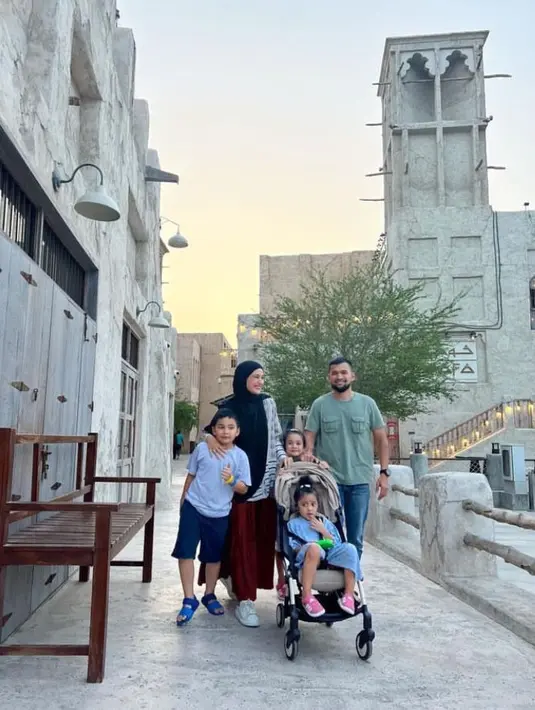 Pernikahannya menghasilkan 3 orang anak. Walaupun begitu, wajahnya tetap cantik seperti tidak termakan usia. (Instagram @shireensungkar)