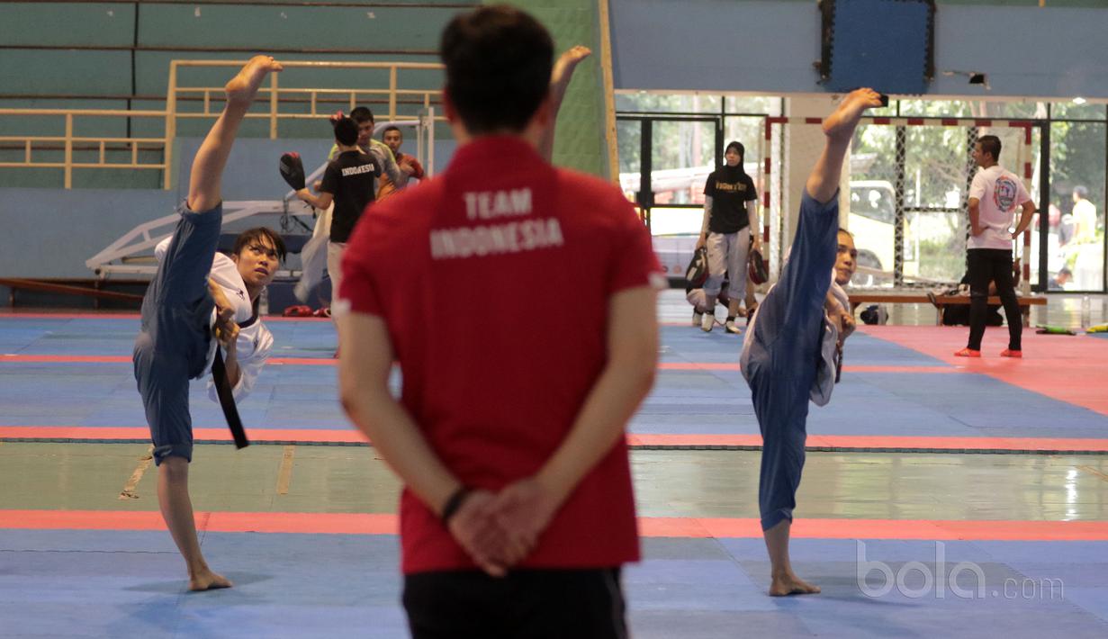 Ekspresi Tim putri Taekwondo Indonesia yang ikut kategori Poomsae saat melakukan gerakan dasar pada sesi latihan di GOR Popki, Cibubur (13/7/2017). (Bola.com/Nicklas Hanoatubun)