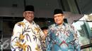 Ketua Umum PBNU, Said Aqil Siradj (kanan) disambut Plt Ketua KPK, Taufiequrachman Ruki saat menghadiri acara buka puasa bersama di Gedung KPK, Jakarta, Kamis (9/7/2015). Presiden dan Wapres ikut hadir dalam acara tersebut. (Liputan6.com/Helmi Afandi)