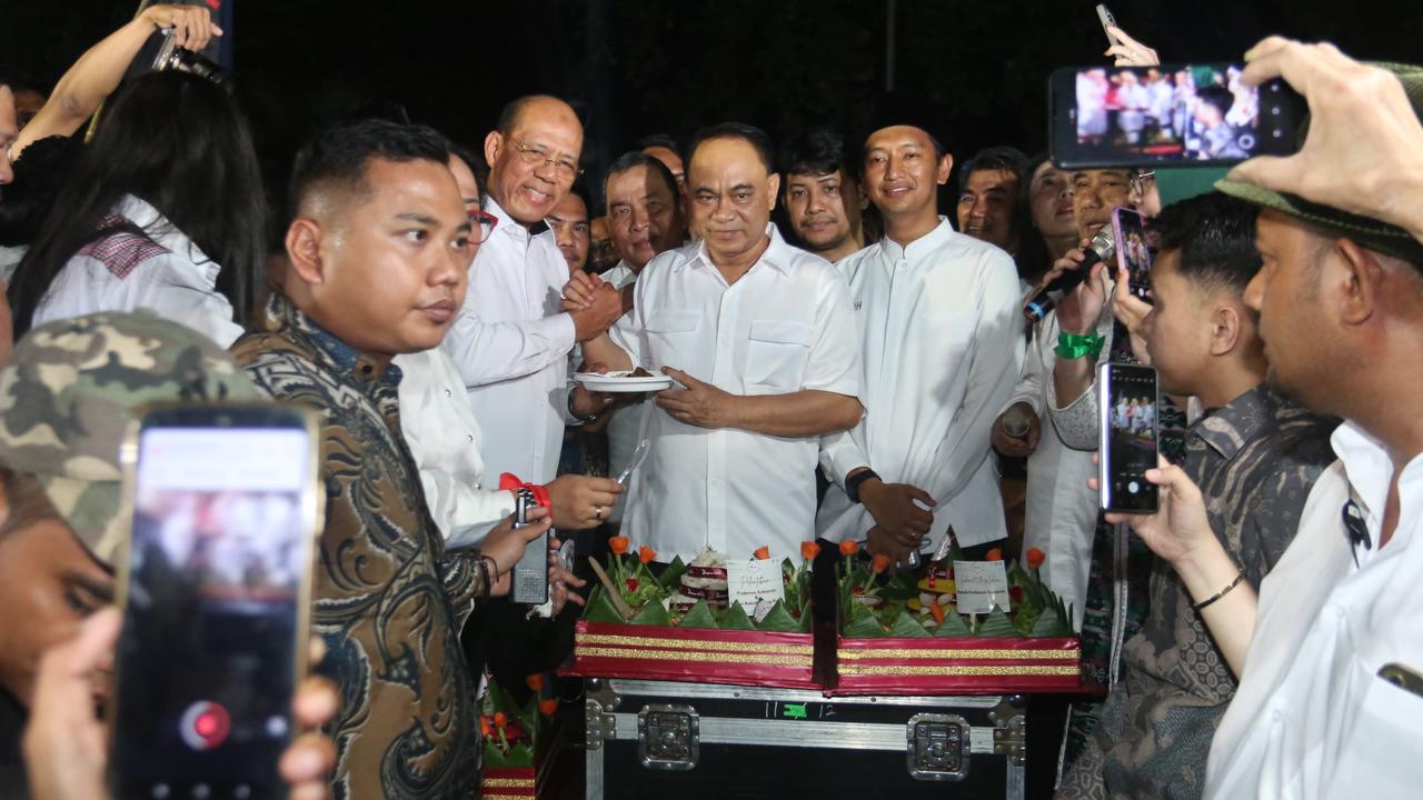 Relawan Prabowo-Gibran gelar tasyakuran dan doa bersama di Tugu Proklamasi