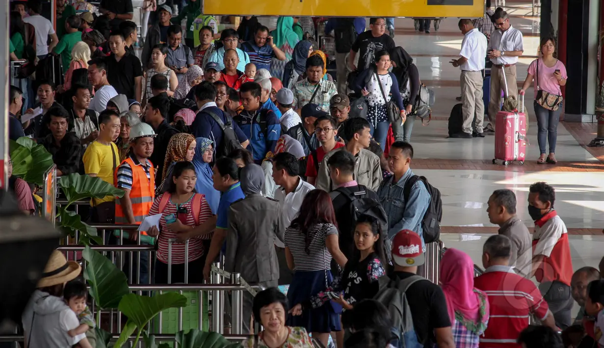 Ratusan calon penumpang pesawat antre di loket untuk masuk ke pesawat di terminal 1C, Bandara Soekarno Hatta, Tangerang, Banten, Kamis, (14/5/2015). (Liputan6.com/Faizal Fanani)