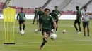 Pemain Timnas Indonesia, Irfan Bachdim, menendang bola saat latihan jelang laga kualifikasi Piala Dunia 2022 di SUGBK, Jakarta, Senin (9/9). Indonesia akan berhadapan dengan Thailand. (Bola.com/M Iqbal Ichsan)