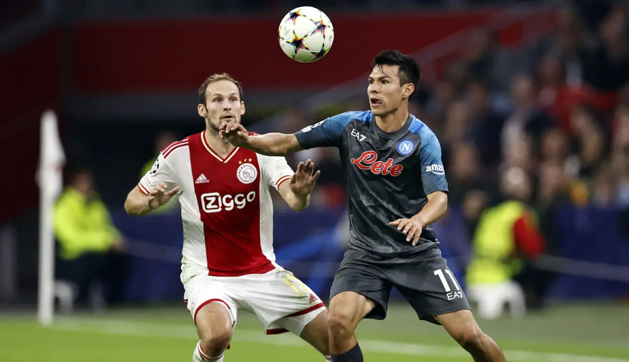 Gelandang Ajax Amsterdam Daley Blind (kiri) dan penyerang Napoli Hirving Lozano berebut bola pada matchday ketiga Grup A Liga Champions 2022/2023 di Johan Cruijff ArenA, Rabu (5.10.2022) dini hari WIB. Hasil ini membawa pasukan Luciano Spalletti kukuh di puncak klasemen A. (MAURICE VAN STEEN / ANP / AFP)
