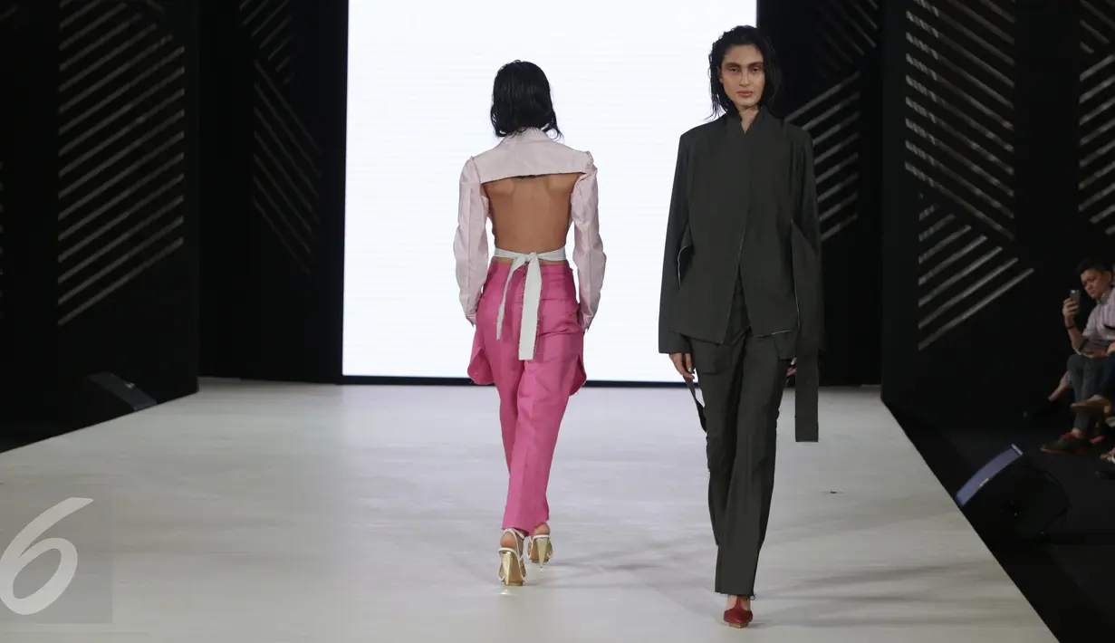 Model berjalan dipanggung mengenakan busana rancangan MADE IND X TANGAN dalam pagelaran Senayan City Fashion Nation ke-11, Jakarta, Senin (10/4). (Liputan6.com/Faizal Fanani)