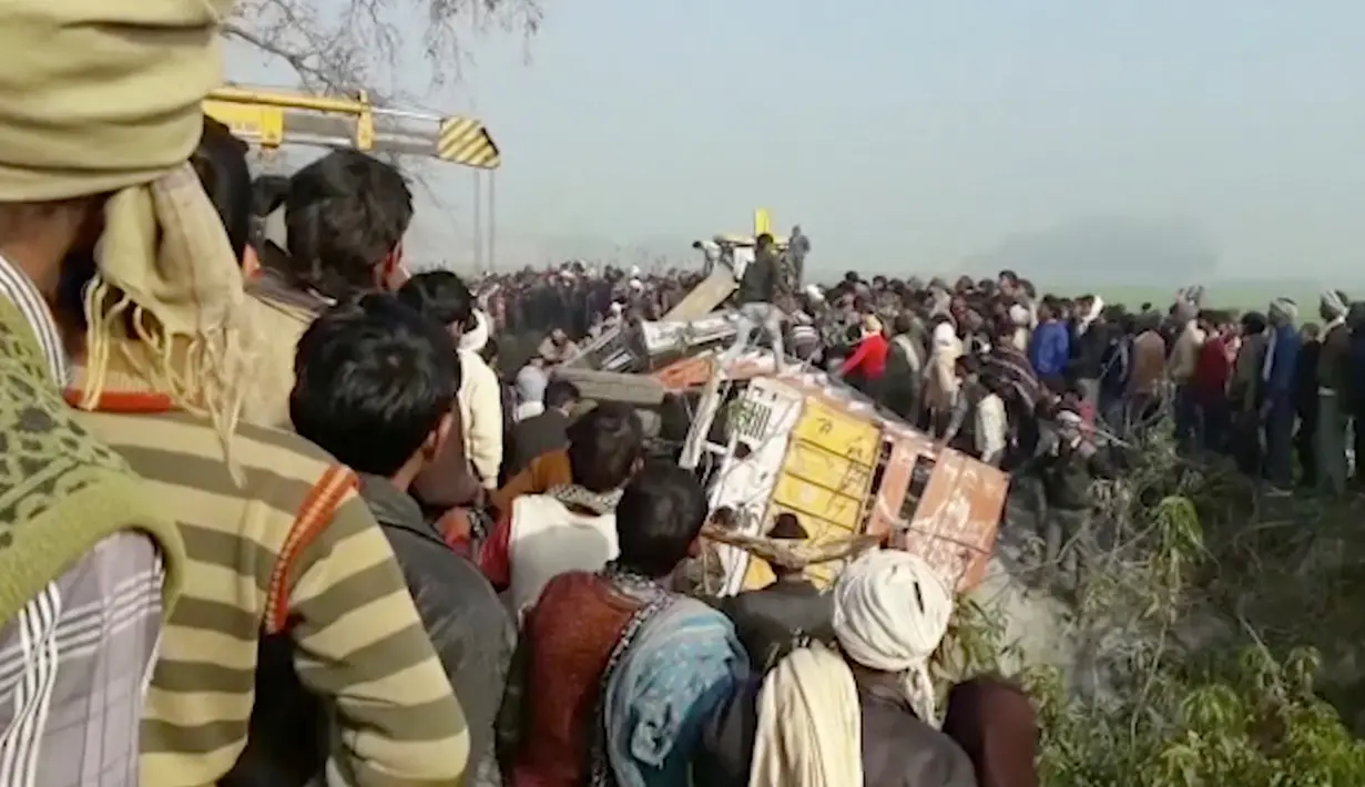 Kecelakaan antara bus sekolah dan truk terjadi di Etah, negara bagian Uttar Pradesh, India, Kamis (19/1). Juru bicara kepolisian setempat belum dapat memastikan penyebab kecelakaan yang menewaskan sedikitnya 15 anak tersebut. (KK Production via AP)