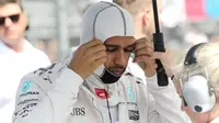 Lewis Hamilton bersiap sebelum balapan F1 Grand Prix Meksiko dimulai di Sirkuit Autodromo Hermanos Rodriguez, Mexico City, Meksiko (30/10). (Reuters/Ulises Ruiz Basurto)