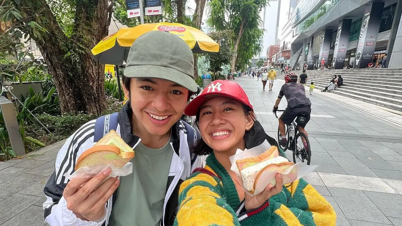 8 Potret Gaya Angga Yunanda dan Shenina Cinnamon di Singapura, Couple Goals yang Sama-sama Stylish
