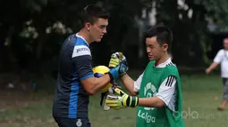 Kiper Espanyol B, Eduardo Frias memberikan Coaching Clinic di Lapangan  AKRI, Ampera, Jakarta, Minggu (16/7/2017). Coaching Clinic ini diikuti oleh puluhan anak SSB Tik Tak. (Bola.com/Nicklas Hanoatubun)