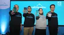 Founder Muslimnesia Muhammad Assaad, Founder dan CTO Billtraviano Harda, Founder dan CEO Muslimnesia Ariani Rudjito dan Co-founder Adrian Maulana menunjukkan aplikasi Muslimnesia saat peluncuran di Jakarta, Jumat (3/5/2019). (Liputan6.com/Fery Pradolo)