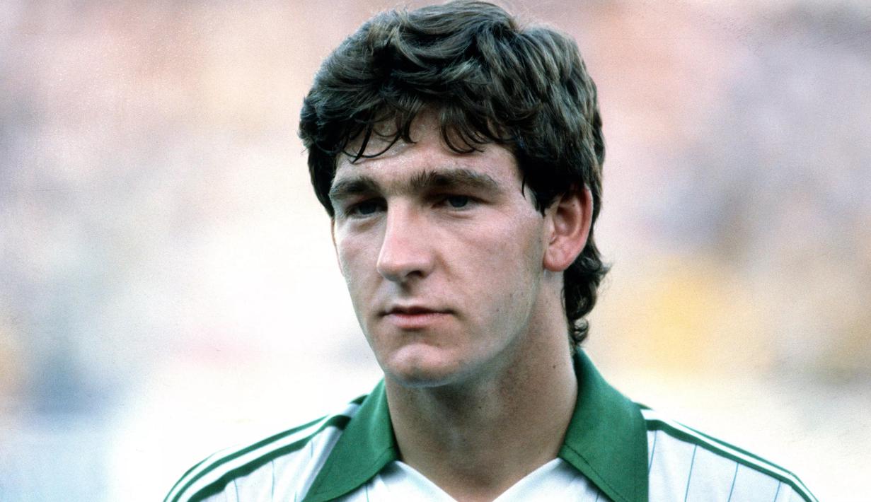Norman Whiteside. Eks gelandang serang Irlandia yang kini berusia 57 tahun dan telah pensiun pada Juli 1991 bersama Everton ini tercatat menjadi pemain debutan termuda sepanjang sejarah Piala Dunia. Ia baru berusia 17 tahun, 1 bulan dan 10 hari saat diturunkan dalam laga matchday pertama Grup 5 menghadapi Yugoslavia (17/6/1982) pada Piala Dunia 1982 Spanyol yang berkesudahan imbang 0-0. Ia kembali masuk skuad Irlandia pada Piala Dunia 1986 yang sekaligus menjadi Piala Dunia terakhirnya. (fifa.com)