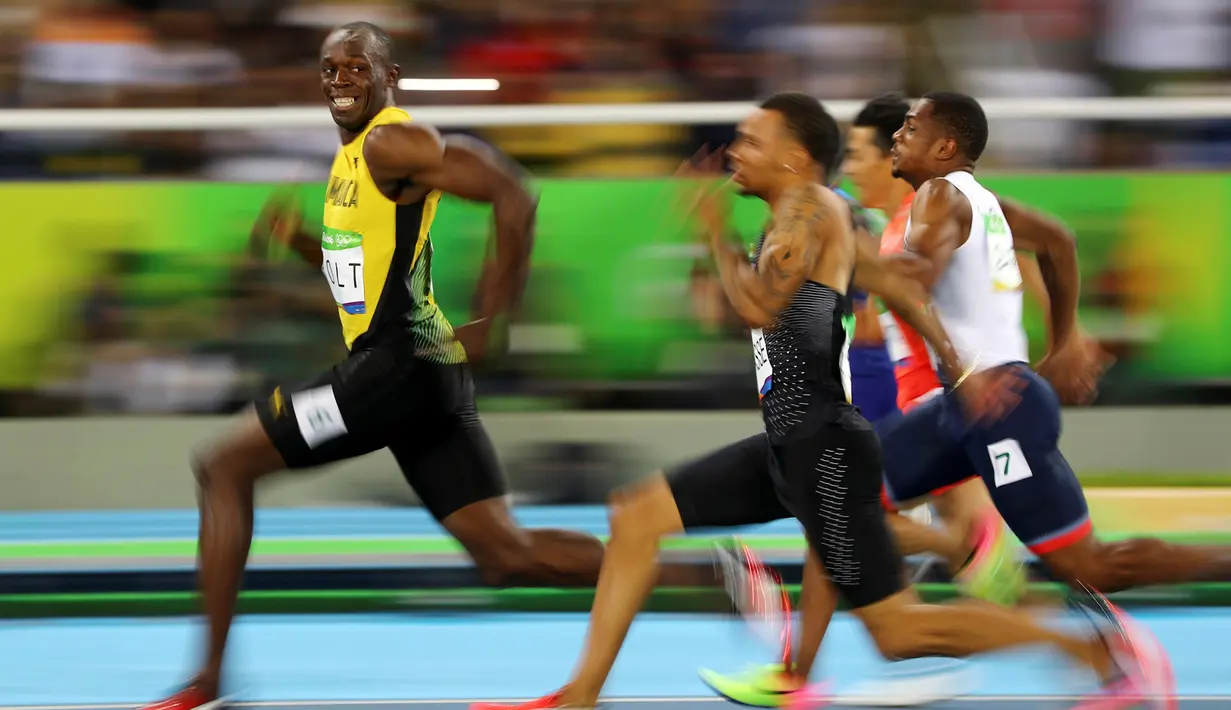 Usain Bolt menoleh sekaligus mengajak berbincang lawannya saat berlaga di Olimpiade Rio 2016, Brasil pada 14 Agustus 2016. Bolt berhasil meraih medali emas dalam cabang olahraga atletik 100 meter putra. (REUTERS/Kai Pfaffenbach)      