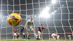 Pemain AC Milan Olivier Giroud (kedua kanan) mencetak gol ke gawang Inter Milan pada pertandingan sepak bola Liga Italia di Stadion San Siro, Milan, Italia, 5 Februari 2022. AC Milan menang 2-1. (AP Photo/Antonio Calanni)