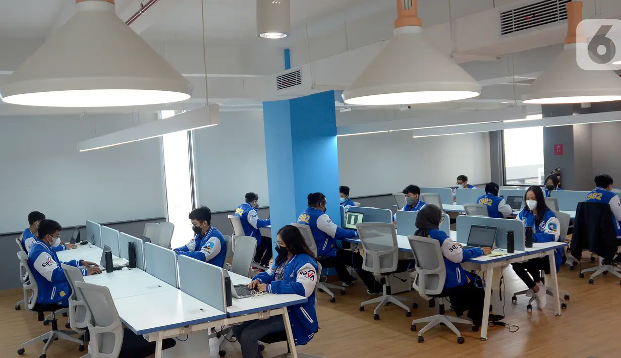 Suasana ruang kerja Digital Operation Center ACC, berijalan di Yogyakarta,(23/03/2022). DOC menonjolkan konsep teknologi seperti proses seamless dengan connectivity yang lebih menyeluruh dengan partner otomotif, asuransi, payment channel, e-commerce dan verification technology.(Liputan6.com/HO/ACC)