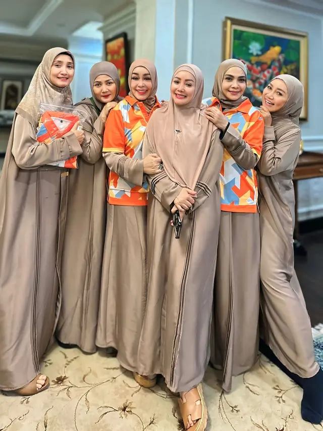 6 Potret Rieta Amilia dan Geng Artis Peringati Nisfu Syaban, Kompak Pakai Gamis