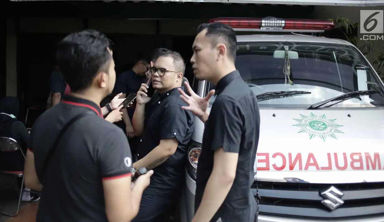 Musisi Doadibadai Hollo atau Badai melayat ke rumah duka mantan rekan band-nya, Andika Kerispatih di kawasan Cipinang, Jakarta, Selasa (10/4). Rencananya, Andika akan dimakamkan sdi TPU Sunan Giri, Rawamangun, pada sore ini. (Liputan6.com/Faizal Fanani)