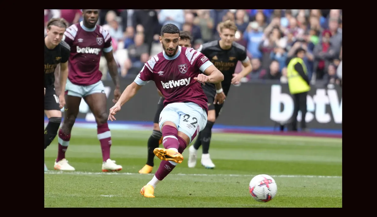 Eksekusi penalti gelandang West Ham United, Said Benrahma yang berbuah gol pertama timnya ke gawang Arsenal pada laga pekan ke-31 Liga Inggris 2022/2023 di London Stadium, London (17/4/2023). (AP Photo/Kirsty Wigglesworth)