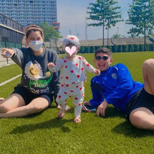 Bunga Jelitha Umumkan Hamil Anak Kedua, Ini 6 Potret Keluarga Kecilnya