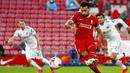 Penyerang Liverpool, Mohamed Salah, melepaskan tendangan penalti ke gawang Leeds United pada laga Premier League di Stadion Anfield, Minggu (13/9/2020). Liverpool menang dengan skor 4-3. (Phil Noble, Pool via AP)