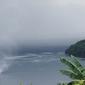 Fenomena alam putaran angin yang muncul di permukaan laut, atau yang dikenal dengan istilah waterspout, muncul di pesisir pantai Manokwari Timur, Provinsi Papua Barat. Peristiwa yang terjadi Rabu pagi (24/11/2021). (Liputan6.com/ Istimewa)