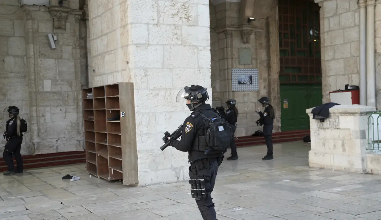 <p>Polisi Israel menyerang puluhan jemaah di kompleks Masjid Al-Aqsa, Yerusalem. (AP Photo/Mahmoud Illean)</p>