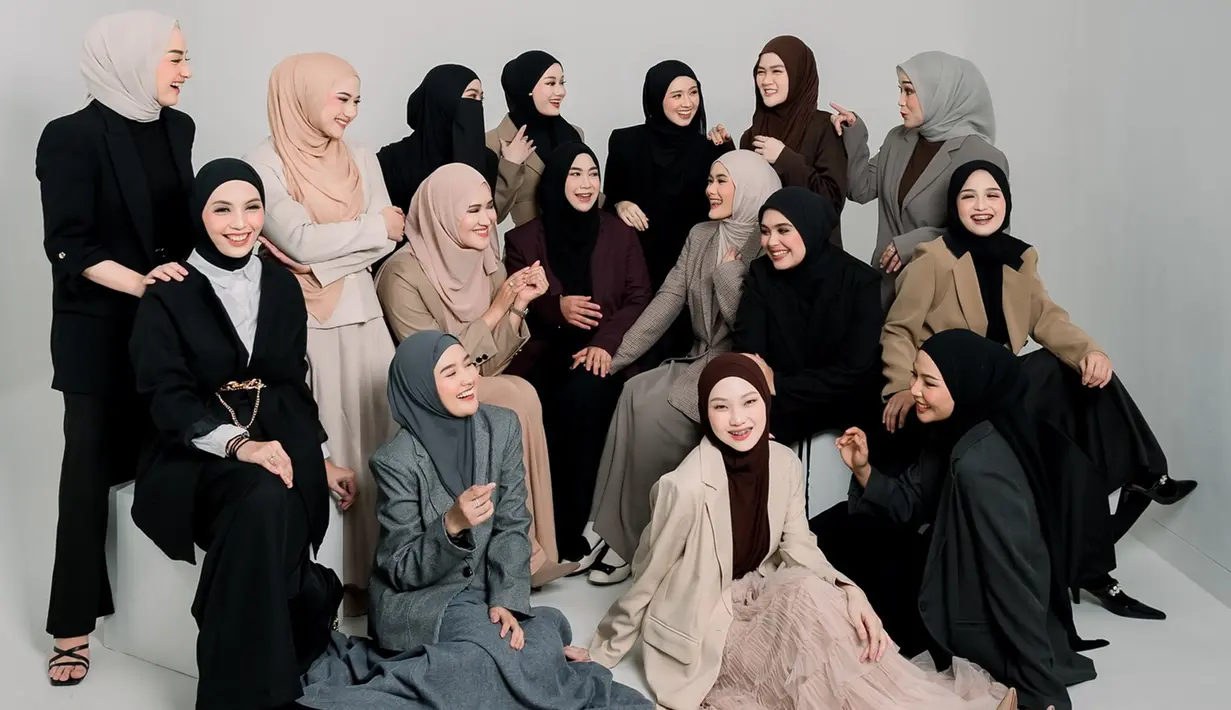 Pemotretan ini dijalani Geng Butterfly di Studio Transisi daerah Bogor. Pancarkan pesona, anggota Butterfly ramai dipuji netizen. Rata-rata usianya adalah 20-an tahun, tak heran jika masih sering disebut bak ABG. Pose candid sambil tertawa, kebersamaan Geng Butterfly ini terasa kehangatannya. Gaya hijabnya beragam, penampilan Geng Butterfly ini pun bisa menjadi inspirasi. (Liputan6.com/IG/@asrikasura)