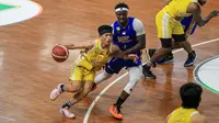 Pemain Kesatria Bengawan Solo, Samuel Devin, mendapatkan pujian khusus dari pelatihnya karena tampil menonjol saat menumbangkan Satria Muda Pertamina dalam lanjutan IBL 2024 dengan skor 94-83. (Bola.com/Radifa Arsa)