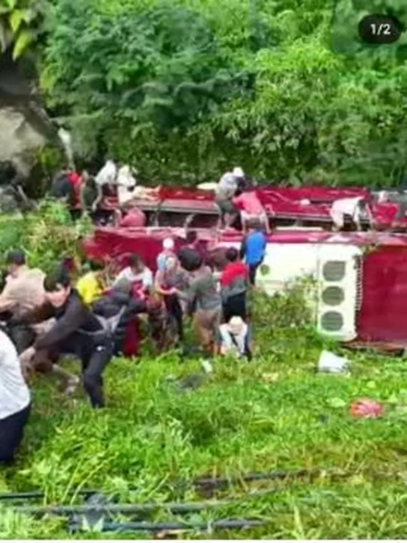 Bus pariwisata berwarna merah masuk ke jurang di Sungai Awu, dekat jembatan Kawasan Obyek Wisata Guci Tegal.