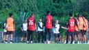 Pelatih Persija Jakarta, Mauricio Souza, memberikan arahan kepada anak asuhnya saat sesi latihan di Nirwana Park, Sawangan, Depok, Jawa Barat, Kamis (31/7/2025). (Bola.com/M Iqbal Ichsan)