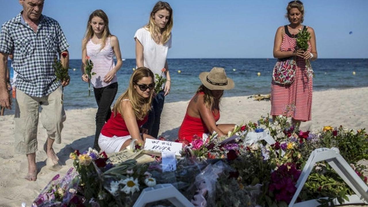 Duka kerabat doakan korban penembakan ISIS di Tunisia