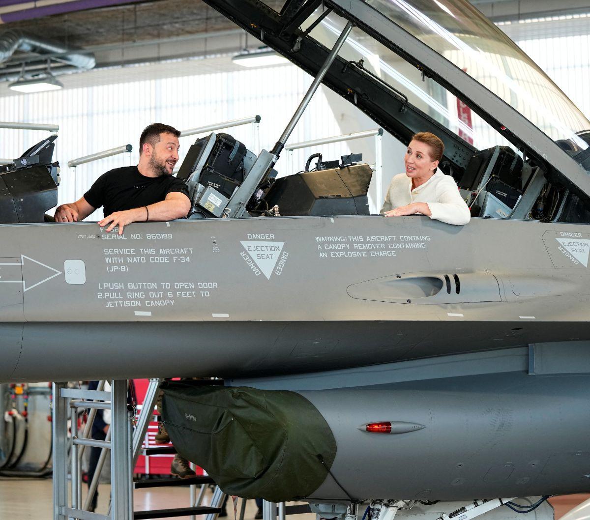 Perdana Menteri Denmark Mette Frederiksen telah menyepakati pemberian sejumlah jet tempur F-16 untuk Ukraina dalam konferensi pers di Pangkalan Udara Skrydstrup di Vojens, Denmark, 20 Agustus 2023.