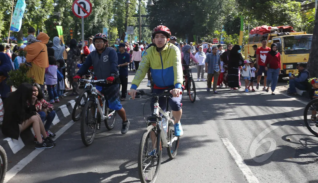 Warga bersepeda saat Hari Bebas Kendaraan (Car Free Day) di sepanjang Jalan Dago, Bandung, Minggu (26/4/2015). CFD dimanfaatkan warga untuk menikmati suasana Bandung bebas dari asap kendaraan bermotor. (Liputan6.com/Herman Zakharia)