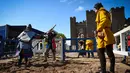 Peserta bertarung di dalam arena kategori polearm saat mengikuti kompetisi IMCF di Scone Palace, Perthshire, Skotlandia (10/5). Acara ini diikuti ratusan orang dari 26 negara. (AFP/Andy Buchanan)