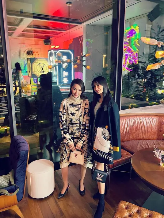 Ia melengkapi penampilannya dengan ankle boots dan mini bag hitam. Sementara rambutnya dibiarkan tergerai dengan poni.  [Foto: IG/ralineshah].