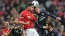 Gelandang Bayern Munchen, Javi Martinez, duel udara dengan striker Real Madrid, Gareth Bale. Pada laga tersebut Real Madrid menguasi pertandingan dengan 51 persen penguasaan bola sementara Bayern Munchen 49 persen. (AFP/Christof Stache)