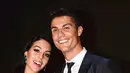 Belum lama ini, Cristiano Ronaldo dan Georgina juga baru dikaruniai sepasang anak kembar yang lahir dari seorang ibu pengganti. Lewat akun Instagramnya, Cristiano mengumumkan soal kelahiran anaknya bersama Georgina. (Instagram/georginagio)