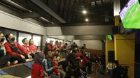 Suasana Nobar Nottingham Forest vs Liverpool di Black Stone Garage, Jakarta, Sabtu (22/10/2022). (Bola.com/M iqbal Ichsan)